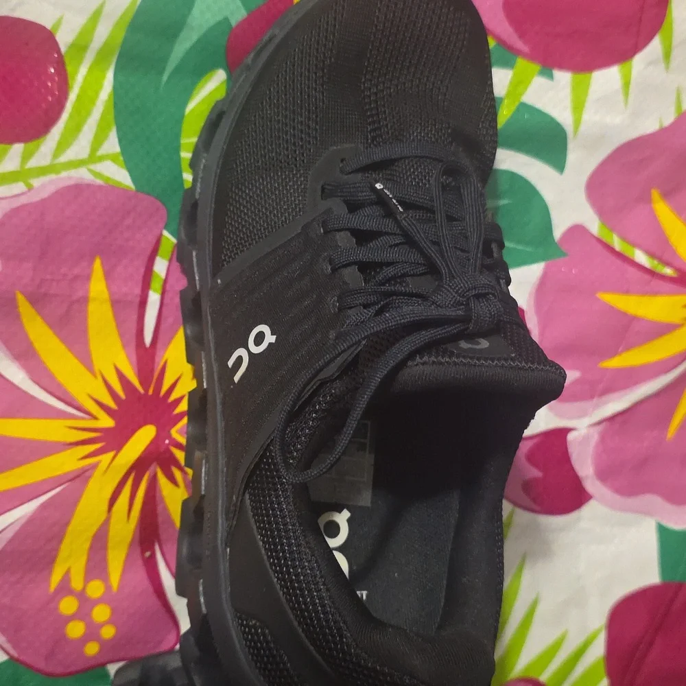 On Cloud Running Black Performance Sneakers - Picture 2 of 6